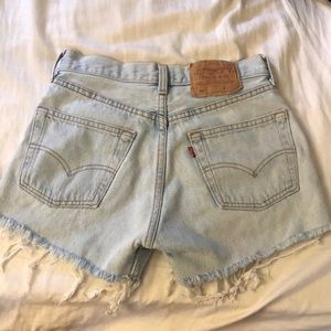 Vintage light wash Levi’s shorts 🌹